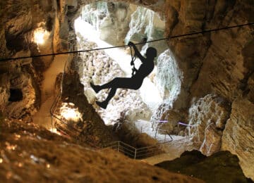activité tyrolienne aux Grottes de la Balme